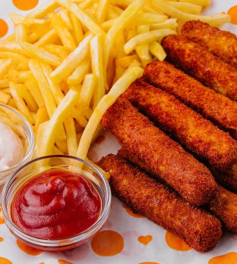 Tavuk nugget ve soslu patates kızartması.