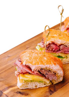 Jambonlu mini sandviç ve soslu patates kızartması.