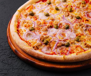 Domatesli, zeytinli, soğanlı ve kaparili lezzetli pizza.