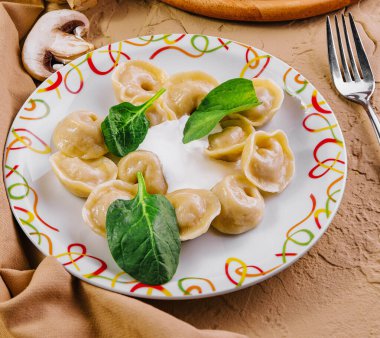 Fesleğen ve kremalı mantı.