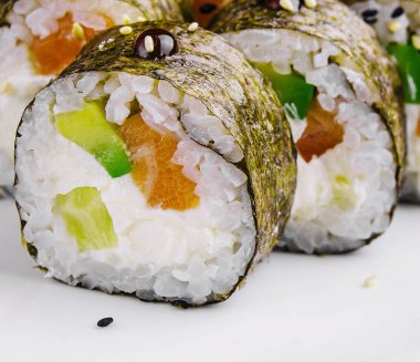 Somon ve avokado ile suşi maki.