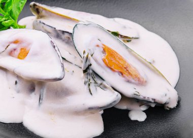 Kremalı mavi peynir soslu midye ve fesleğen.