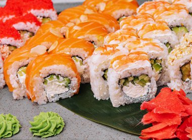 Dört farklı suşi rulosu.