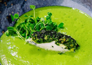 Brokoli, ıspanak kremalı çorba.