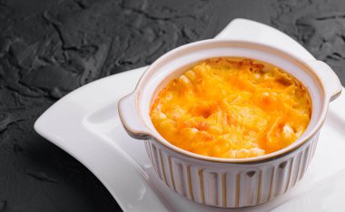 Bir kase lezzetli ev yapımı makarna ve peynir