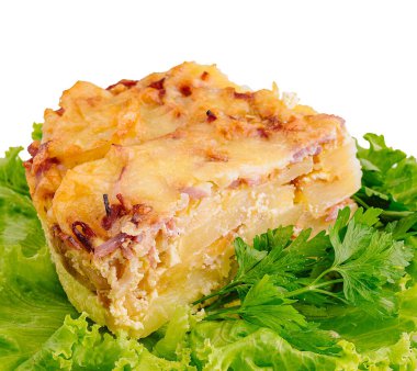 Ev yapımı tavuklu turta. Yakın dilimlenmiş.