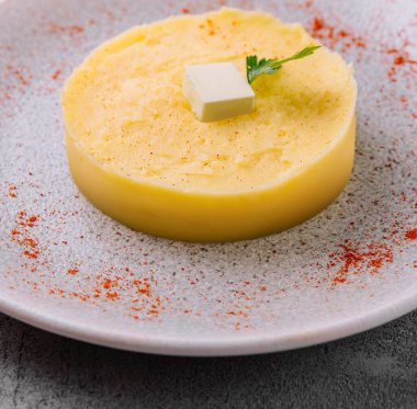 Patates püresi ve tereyağı.