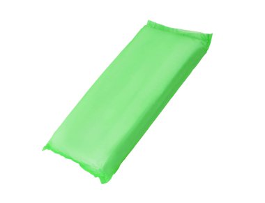 Beyaz arkaplanda izole edilmiş yeşil plastik çöp torbaları