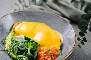 Avokado, yumurta ve sebzeli somon kabı.