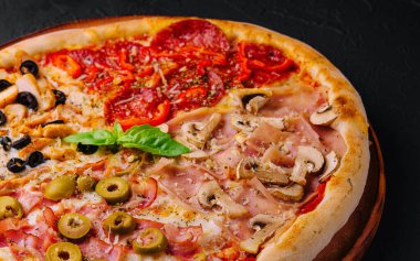 Pastırmalı, salamlı, jambonlu ve biberli iştah açıcı pizza.