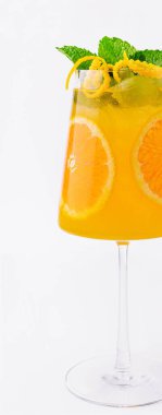 Klasik yaz mimozaları kokteyli, portakal suyuyla.