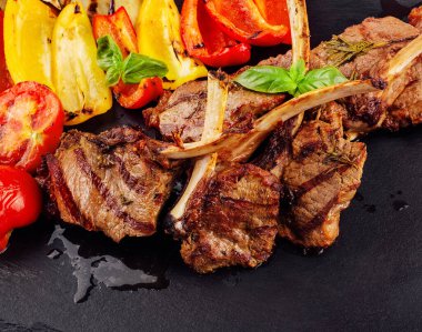 Kuzu pirzolası ve sebze.