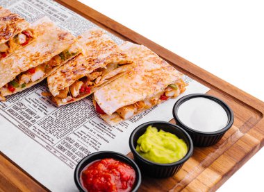 Tahta tavuklu Meksika quesadilla 'sı