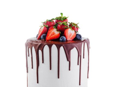 Erimiş siyah çikolatalı beyaz pasta ve taze böğürtlen