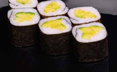 Suşi maki, içinde avokado var.