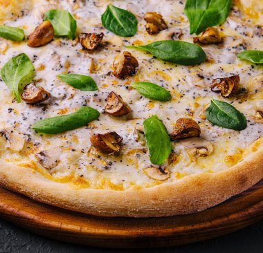 Şampiyon, peynirli ve fesleğenli pizzanın en iyi görüntüsü