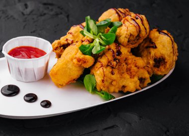 Geleneksel kızarmış balık tabağında