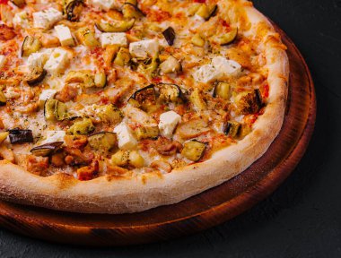 Sağlıklı sebzeli vejetaryen pizza ızgara kabak ve patlıcan dilimleri.