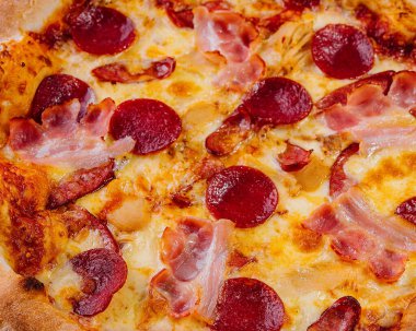 Biberli pizza ve domuz pastırması.