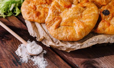 Ahşap tahtada lahana ile geleneksel turtalar pişirmek