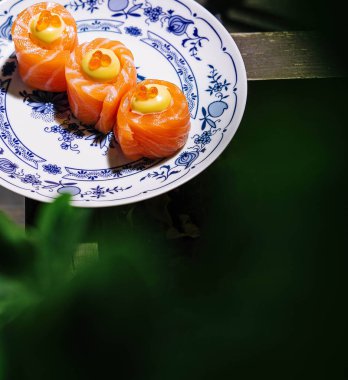 Yumurta mayonezli somon rulosu ve kırmızı havyar.