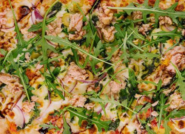 Ton balıklı pizza, zeytin ve taze roka.