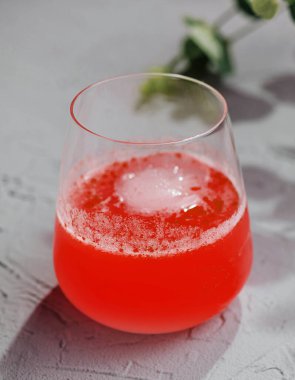 Ev yapımı ferahlatıcı yaz limonatası içeceği.