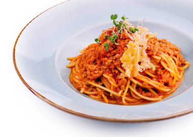 Parmesan peynirli ve domatesli spagetti bolonezi.
