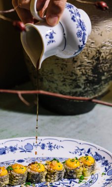 Soya soslu peynir soslu sıcak suşi maki ruloları.