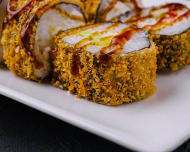 Beyaz tabakta Tempura Maki Suşi.