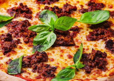 Kıyma ve mozzarella ile pizza yakın.