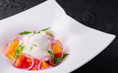 Geleneksel İtalyan Burrata peynirli salata.