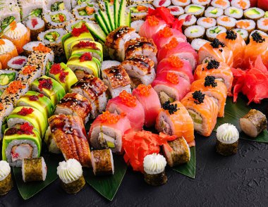 Büyük bir suşi seti siyah bir taşın üzerine.