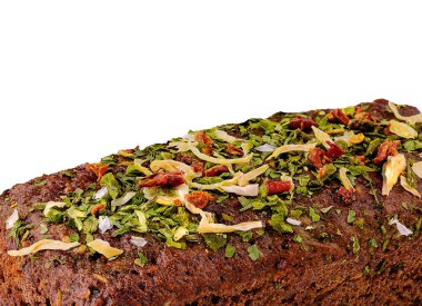 Beyaz üzerine izole edilmiş ev yapımı çavdar ekmeği.