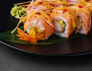 Somon ve karides soslu suşi.