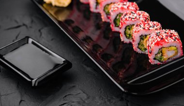 Karides ve kırmızı tobiko havyarlı suşi.