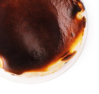 Tabakta San Sebastian peynirli keki izole edilmiş.