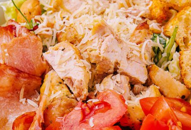 Sebzeli salata, tavuk göğsü ve kraker.