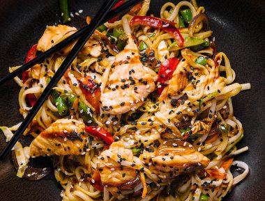 Tavuk ve sebzeli kızarmış erişte. Tavuk chow mein.