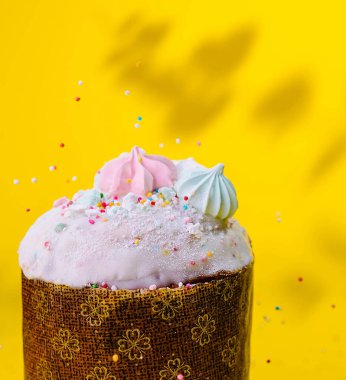 Sarı arka planda kremalı paskalya çöreği