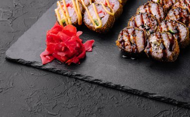 Siyah üzerine wasabi ve zencefilli fırında suşi.