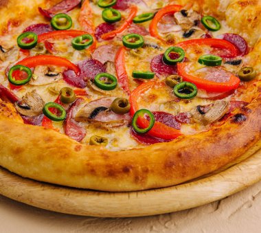 Ahşap tahta üzerinde İtalyan pizza