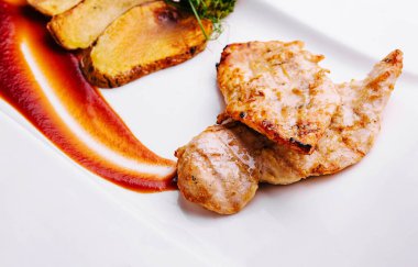 İki tavuklu fileto biftek ve kızarmış patates.