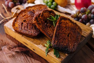 Yeni pişmiş taze otlu brovniler ve kırsal bir panoda üzümlerle servis edilen...