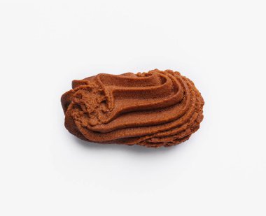 Kalıplı çikolatalı kurabiyenin yakın plan görüntüsü temiz, beyaz bir arkaplana karşı.