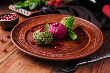 Yeşil, pembe ve geleneksel nohut köftesi üçlüsü. Nar ile süslenmiş.