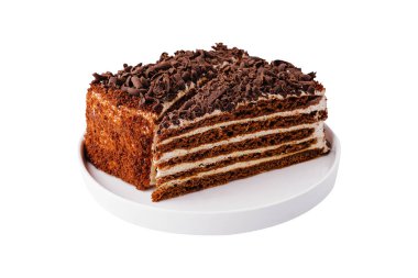 Üzerinde çikolata parçacıkları olan çok katmanlı çikolatalı pasta dilimi, beyaz bir arka planda izole edilmiş.