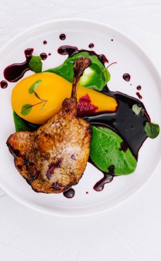 Zarif kızarmış tavuk tabağı, canlı yeşil ve sarı püre, üzerine çilek suyu serpiştirilmiş.