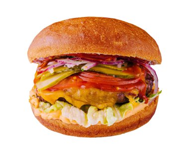 Beyaz arka planda izole edilmiş taze malzemelerle sulu gurme çizburger, menüler için mükemmel.