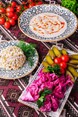 Turşu, lahana ve aperatiflerden oluşan canlı Slav yemekleri.